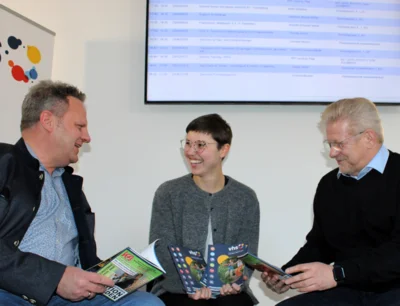 Oberbürgermeister Ingo Lehmann (l.) und 2. Bürgermeister Frank Wilzok bekamen bereits einen ersten Einblick von VHS-Leiterin Maria Schabdach, was das Frühjahrs- und Sommerprogramm alles zu bieten hat. (Bild vergr&ouml;&szlig;ern)