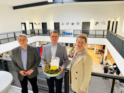 Bürgermeister Dr. Oliver Hermann und TGZ-Geschäftsführerin Sandra Perabo gratulierten Hartmut Steinke (m) zum neuen Standort in Wittenberge  I Fotos: Martin Ferch (Bild vergr&ouml;&szlig;ern)