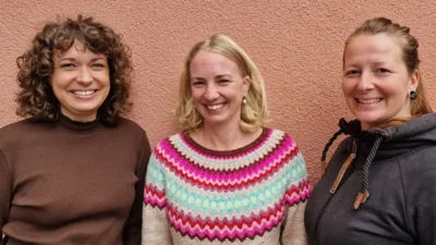 Das Kidstime-Team (v.l.n.r.): Fabienne Waldmann und Anna Schmid, Caritas Landsberg, sowie Martina Stadler, SOS-Kinderdorf Ammersee-Lech, unterstützen Familien, die von psychischen Erkrankungen oder Suchtproblemen betroffen sind. - © SOS-Kinderdorf Ammersee-Lech