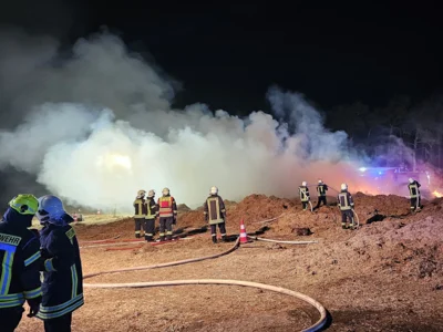 Sechs Ortswehren rund 9 Stunden bei Strohfeuer in Trechwitz im Einsatz (Bild vergr&ouml;&szlig;ern)