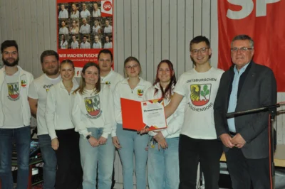 Die Puschendorfer Ortsburschen und -madli wurde vom Vorsitzenden Klaus Fleischmann (r.) in diesem Jahr der SPD-Ehrenamtspreis für ihre umfangreichen Aktivitäten im Ortsleben überreicht.