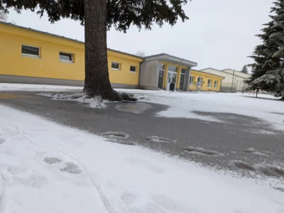 Schnee und Eis - so sah es heute Vormittag an der Grundschule Jarmen aus. Weitere aktuelle Bilder auf der Startseite. (Fotos: Oliver Wagenknecht)