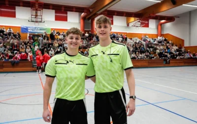 Junge Schiedsrichter leiten Benefizspiel in Essen (Bild vergr&ouml;&szlig;ern)