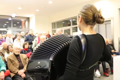 Foto: Paula Sell am Akordeon © Gemeinde Rangsdorf - AL22 Foto zur Meldung: Neujahrsempfang im Rangsdorfer Rathaus