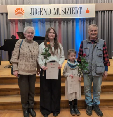 Foto: Hannah Brauer und Frieda Gröning mit ihren Lehrern Elena und Gregor Zuchtmann beim Wettbewerb Foto zur Meldung: Regionalwettbewerb