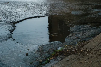 Foto: Schlaglock © unsplash.com Foto zur Meldung: Winterbedingte Straßenschäden