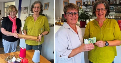 Foto: Auf dem linken Foto sind Monika Lübker und Britta Hoffmann zu sehen, wie sie gemeinsam eine Stricknadelschachtel in die Kamera halten. Vor den beiden steht ein Tisch, auf dem Geldscheine, Münzen und Strickutensilien liegen. Auf dem rechten Foto ist zu sehen, wie Michaela Masouri von Onko Mützen Britta Hoffmann 100 Euro für unseren Verein überreicht. Foto zur Meldung: Wir DABEI! erhält großzügige Spende
