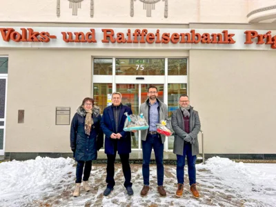Karola Hilgenfeld, Bürgermeister Dr. Oliver Hermann, Bereichsleiter Christoph Neumann und LAGA-Geschäftsführer Ernst Volkhardt (v.I.) I Foto: Gabriele Hahn (Bild vergr&ouml;&szlig;ern)