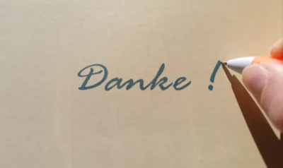 Foto: Das Bild zeigt rechts einen Teil einer Hand, die einen Kugelschreiber hält und gerade dabei ist, ein Ausrufezeichen hinter dem Wort Foto zur Meldung: Kreative Weihnachtsaktion zugunsten unseres Vereins
