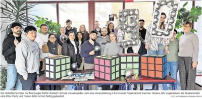 Partylaune im Schulgebäude (Bild vergr&ouml;&szlig;ern)