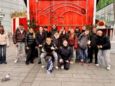 Gruppenfoto der katholischen Religionsgruppe der 10. Klassen zusammen mit Religionslehrer Matthias Müller (Bild vergr&ouml;&szlig;ern)