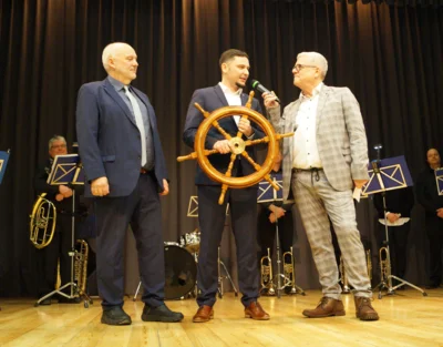 "Steuerradübergabe" beim Neujahrsempfang (Bild vergr&ouml;&szlig;ern)
