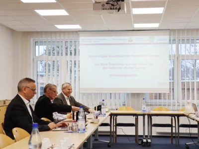 Projektplanungsgespräch zur Entwicklung des industriellen Vorsorgestandortes an der A2 (Bild vergr&ouml;&szlig;ern)