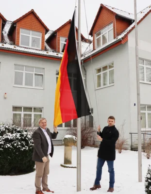 Dauerhafte Beflaggung vor dem Rathaus der Gemeinde Kloster Lehnin beschlossen (Bild vergr&ouml;&szlig;ern)