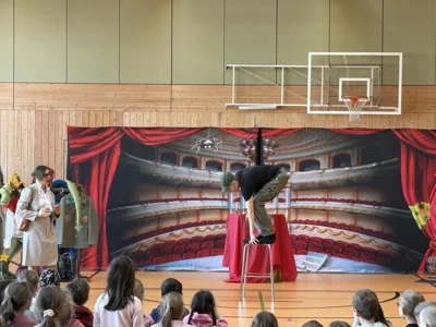 Foto zur Meldung: Die Opernretter zu Besuch in der Grundschule Edesheim Foto zur Meldung: Die Opernretter zu Besuch in der Grundschule Edesheim