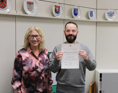 Foto zur Meldung: Jonas Etienne Mann zum Beamten ernannt