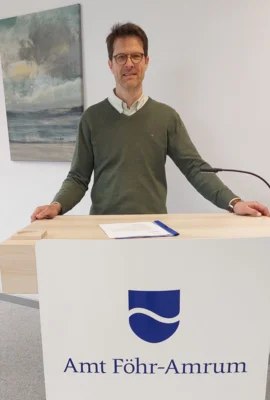 Foto: Amtsdirektor Christian Stemmer (Foto: AmtFA Andreas Hansen) Foto zur Meldung: Rede von Amtsdirektor Stemmer vor dem Amtsausschuss: „Haushalt 2026 ist eine historische Herausforderung“