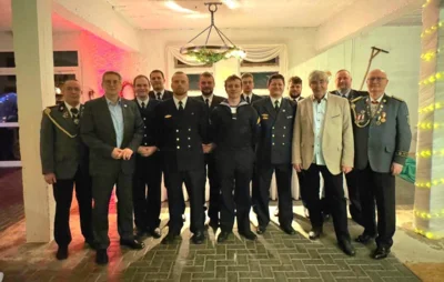 Mitglieder der Besatzung ALPHA des 1. U-Boot-Geschwaders der Bundesmarine, der Feuerwehr Wittenberge und der Wittenberger Schützengilde mit Bürgermeister Dr. Oliver Hermann (2.v.I)  I Foto: Norman Rauth (Bild vergr&ouml;&szlig;ern)