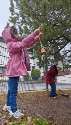 Futterglocken für den kleinen Pausenhof – Klasse 2a wird kreativ (Bild vergr&ouml;&szlig;ern)