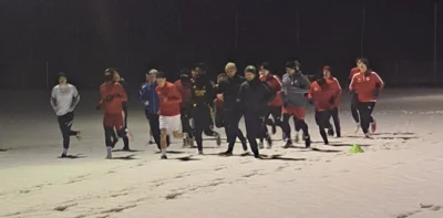 Knöcheltief standen die Fußballer des FCR beim Trainingsauftakt zur Rückrunde im Schnee (Bildnachweis: AR) (Bild vergr&ouml;&szlig;ern)