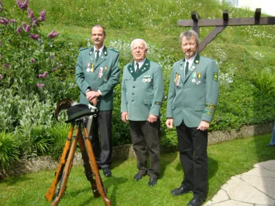 Jubilar Hugo Müller mit dem Gewehrzugführer und dem Ersten Schützenmeister zum 80 zigsten Geburtstag 2009 (Bild vergr&ouml;&szlig;ern)