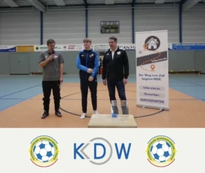 Die Auslosungen der Halbfinalpartien im KDW-Kreispokal nahmen am 17.01.2026 im Rahmen der Herren-Futsalkreismeisterschaften Ben Meinhardt (Spieler der B-Junioren in Marlow) und Birger Wiebrecht (Präsident des FV Nordvorpommern-Rügen) vor.