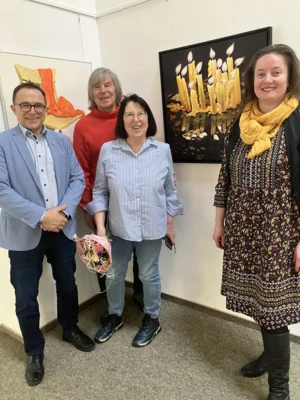 Vernissage_Alles hat seine Zeit_Christine Janzen im Glasmuseum Immenhausen (Bild vergr&ouml;&szlig;ern)