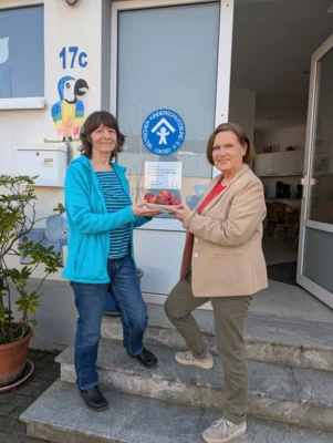 Besuch beim Kinderschutzbund brachte Spende und Äpfel mit (Bild vergr&ouml;&szlig;ern)