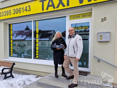 Katja Pfennigschmidt hatte anlässlich ihres zehnjährigen Bestehens mit dem Unternehmen Taxi Wagner in Pritzwalk Besuch von Bürgermeister Dr. Ronald Thiel. Foto: Stadt Pritzwalk (Bild vergr&ouml;&szlig;ern)