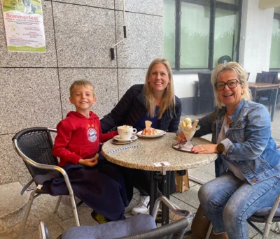 Foto: Helfen darf Spaß machen – Patin (rechts) mit Patenkind und Mutter –  Aufgenommen von Natalie Seidel (Bild vergr&ouml;&szlig;ern)