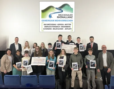 Zum Abschluss der Preisverleihung ließen sich alle Teilnehmer/innen noch einmal gemeinsam feiern. (Foto: Matthias Hauke) (Bild vergr&ouml;&szlig;ern)