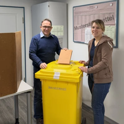 Bürgermeister Lars Obermann und Wahlleiterin Andrea Homberger in der „Wahlecke“ im Rathaus (Bild vergr&ouml;&szlig;ern)