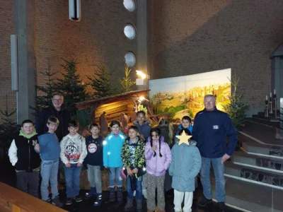Ganztagskinder der Grundschule Ochtendung besichtigen die Krippe der Kirche