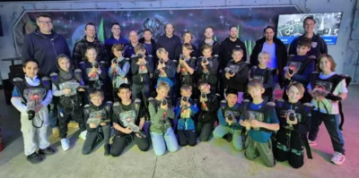 Unsere 2016er haben Spaß beim Lasertag (Bild vergr&ouml;&szlig;ern)