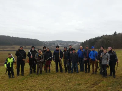 Die SVE-"Bogenjäger" stellen sich zum Gruppenfoto (im Hintergrund Mindersbach) (Bild vergr&ouml;&szlig;ern)