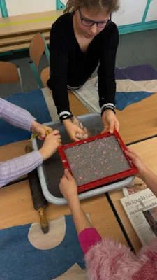 Papier schöpfen in Klasse 4a (Bild vergr&ouml;&szlig;ern)