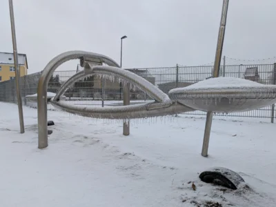 Schnee und Eis: So sah es am Donnerstag auf dem Pausenhof der Grundschule Jarmen aus. (Foto: Oliver Wagenknecht)