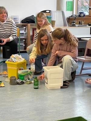 Mülltrennung Kl4 mit Frau Zickmantel vom Landratsamt (Bild vergr&ouml;&szlig;ern)