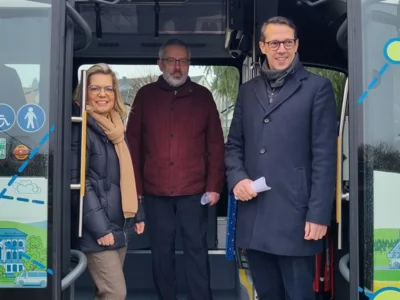 RVW-Geschäftsführerin Anja Jocham, Bürgermeister Stefan Feustel und Beigeordneter Mario Müller nutzten die Chance auf eine Fahrt mit einem neuen E-Bus. © Stadtverwaltung (Bild vergr&ouml;&szlig;ern)