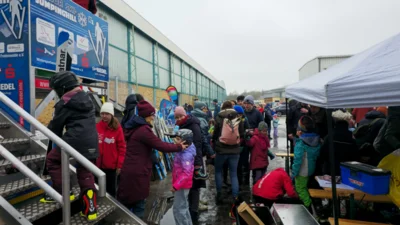Großer Andrang an der mobilen Schanze in Berlin (Bild vergr&ouml;&szlig;ern)