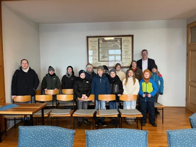 Die Viertklässler der Röslauer Grundschule mit ihrer Lehrerin Frau Meinel und Bürgermeister Heiko Tröger im Sitzungssaal des Röslauer Rathauses (Bild vergr&ouml;&szlig;ern)