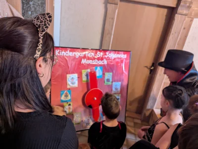 Foto: Kinderfasching in Moosbach im Gasthaus Kerscher – Kindergarten Sankt Johannes organisierte buntes Programm Foto zur Meldung: Glücksrad, Kasperltheater und Tänzerinnen