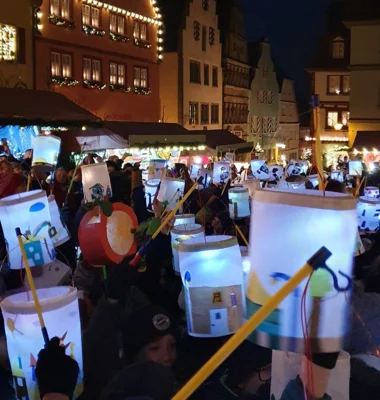 Lichterzug zum Reiterlesmarkt (Bild vergr&ouml;&szlig;ern)