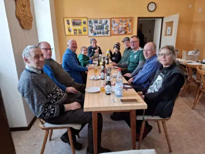 Vogel- und Naturschutzgruppe Bleichenbach e.V. - die Aktiven stärken sich bei einem kleinen Imbiss nach erfolgreichem Arbeitseinsatz (Bild vergr&ouml;&szlig;ern)