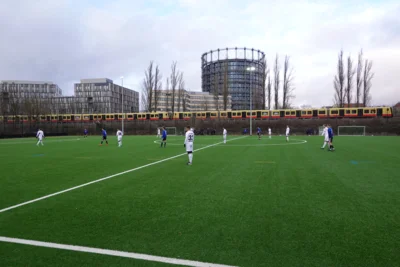 Endlich wieder grün: Der Sportplatz an der Ella-Barowsky-Straße (Bild vergr&ouml;&szlig;ern)