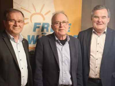 Bürgermeisterkandidat Karl Huber, FW-Vorsitzender Otto Breu und Landrat Albert Gürtner erläuterten bei der Versammlung ihre Ziele.