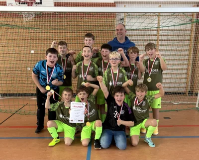 Mannschaft der Grundschule Hutthurm mit ihrem Trainer Alex Gahbauer