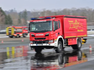 Bei dem Fahrsicherheitstraining wurde getestet, wie Einsatzfahrzeuge bspw. auf nasser Fahrbahn reagieren. (c) eins Energie/ Wolfgang Schmidt (Bild vergr&ouml;&szlig;ern)