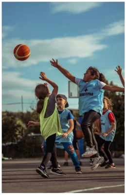 Kinder beim Basketball-Training in Bögöz (Bild vergr&ouml;&szlig;ern)