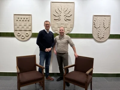 Foto: © Gemeinde Holzwickede zeigt Bürgermeister Till Knoche mit Oliver Kaczmarek (MdB)
